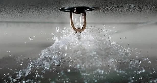 Agua como medio de extinción en un sistema contra incendios.