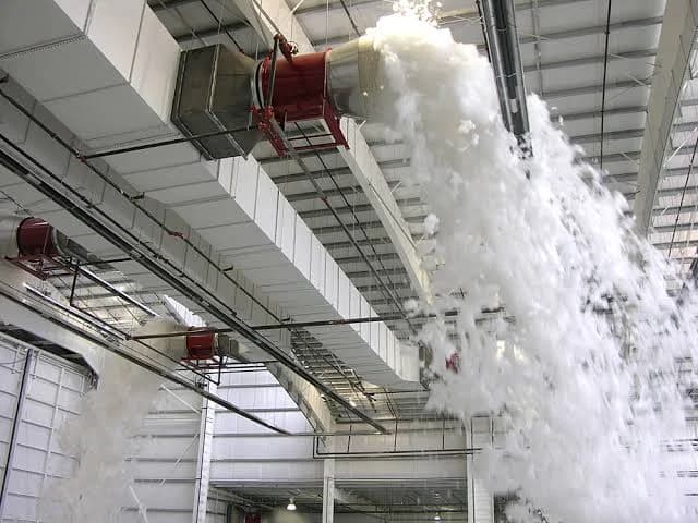 Espuma como medio de extinción en un sistema contra incendios.