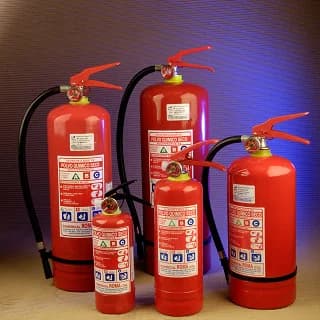 Químico seco como medio de extinción en un sistema contra incendios.