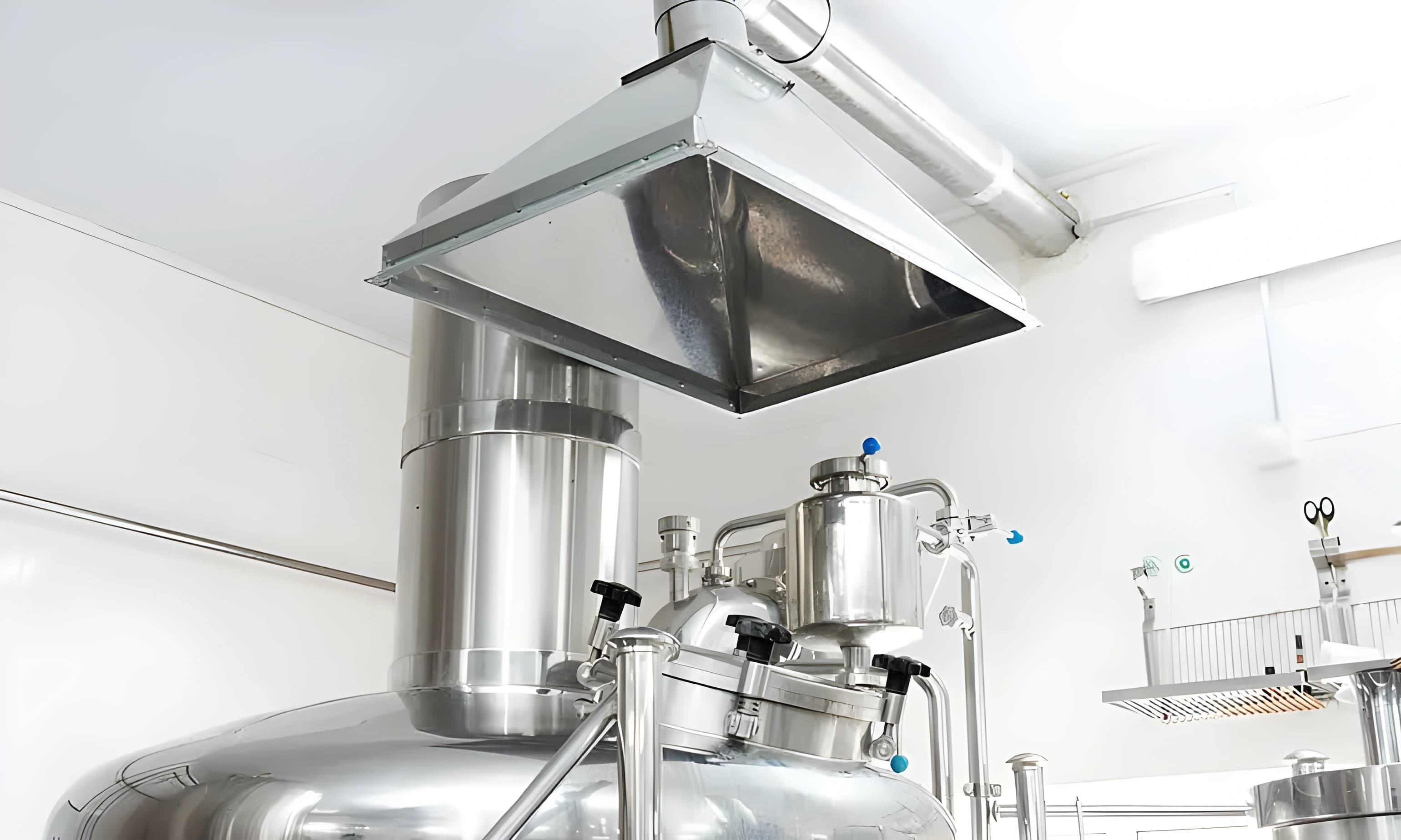Campana de extracción en cocina industrial