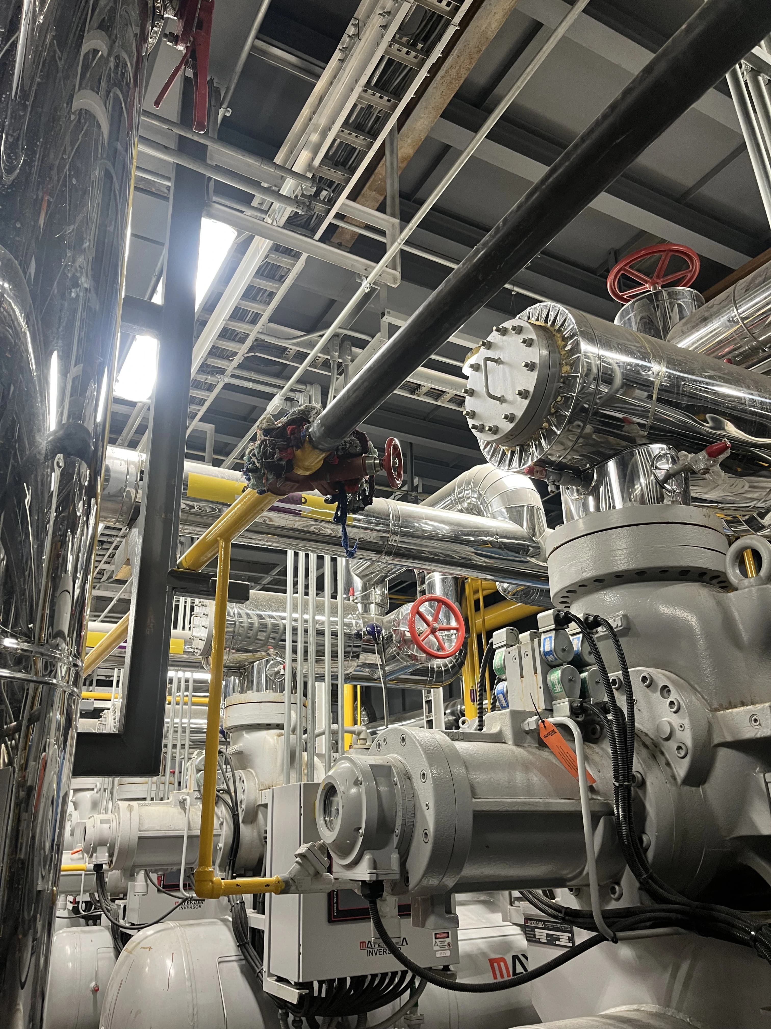 Implementación integral de sistema de refrigeración industrial con amoníaco y glicol