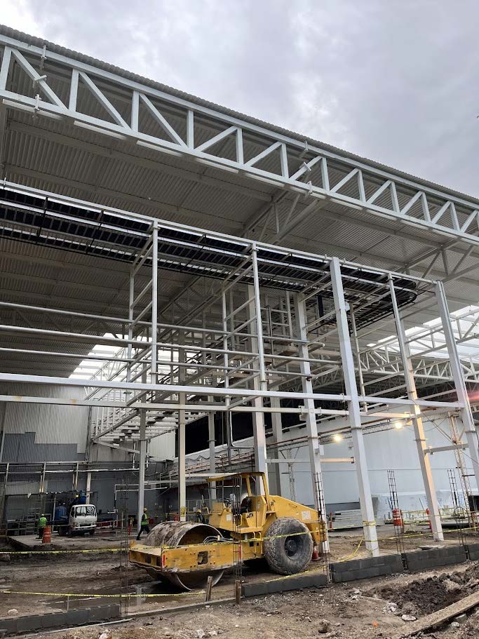 Compactación de terreno con rodillo en obra de nave industrial ejecutada por STAR.
