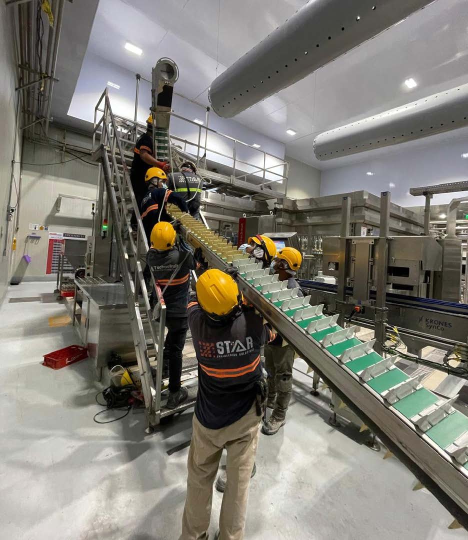 Técnicos de STAR montando equipo Krones en línea de embotellado en planta Coca-Cola ABASA.