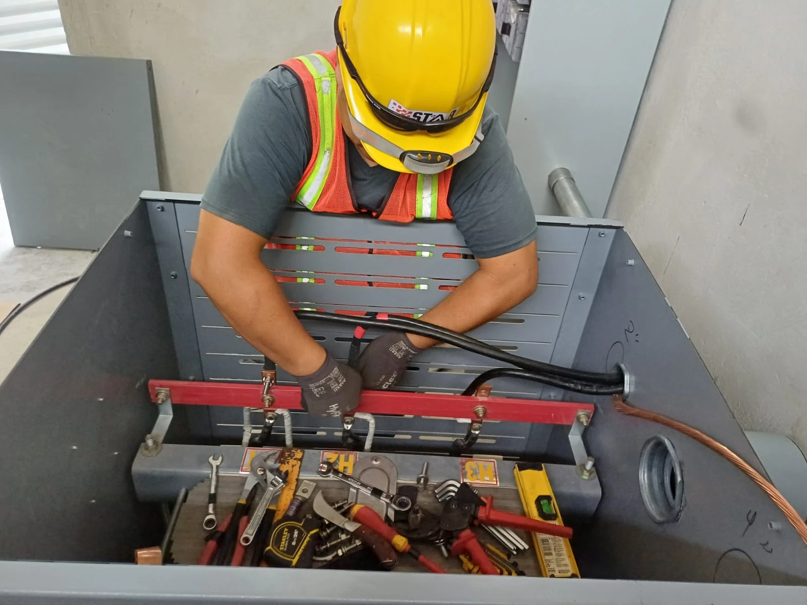 Conexión de conductores de potencia dentro de un tablero eléctrico para FEMSA