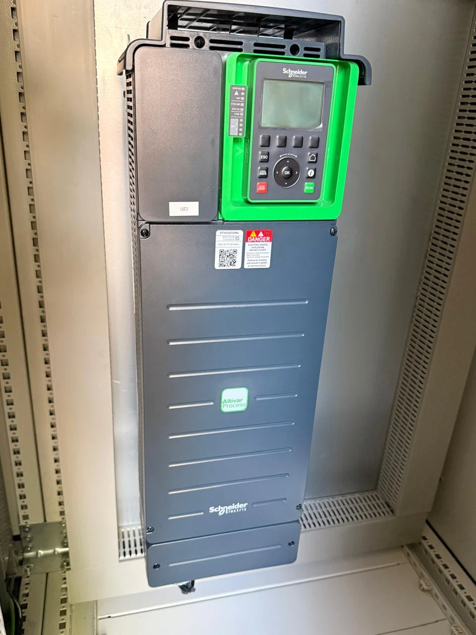 Tablero eléctrico con terminales y conductores debidamente organizados