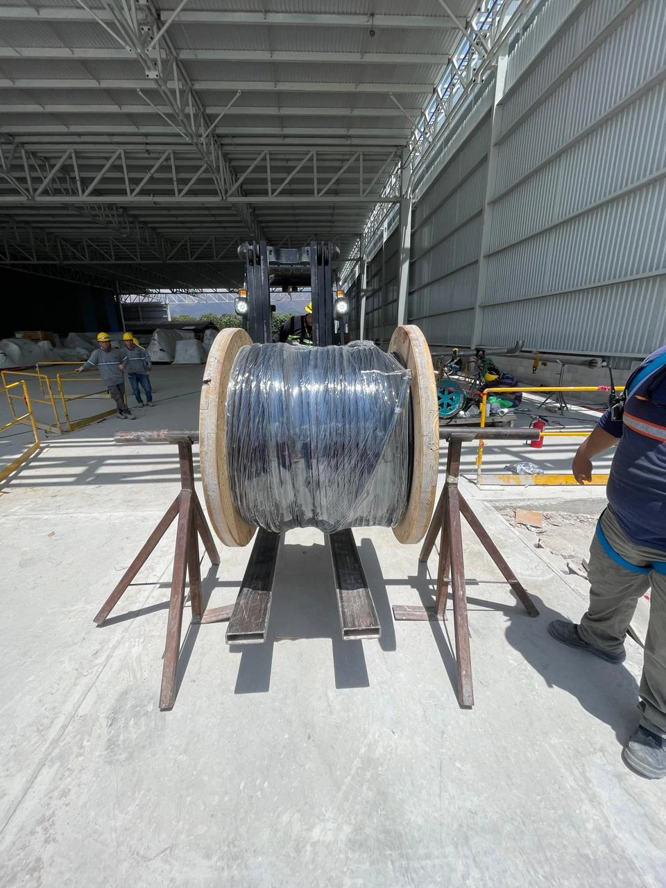 Personal técnico realizando conexiones en la sala eléctrica de FEMSA