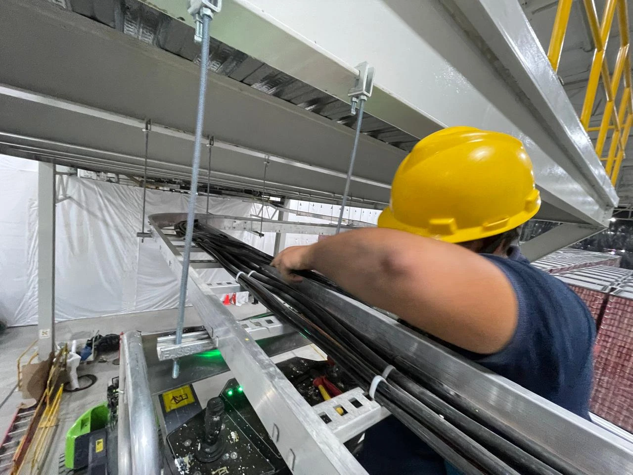 Trabajos de montaje y conexión de equipos eléctricos industriales