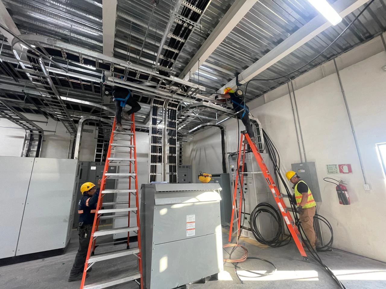 Infraestructura eléctrica y de automatización instalada para el sistema de bombeo de FEMSA