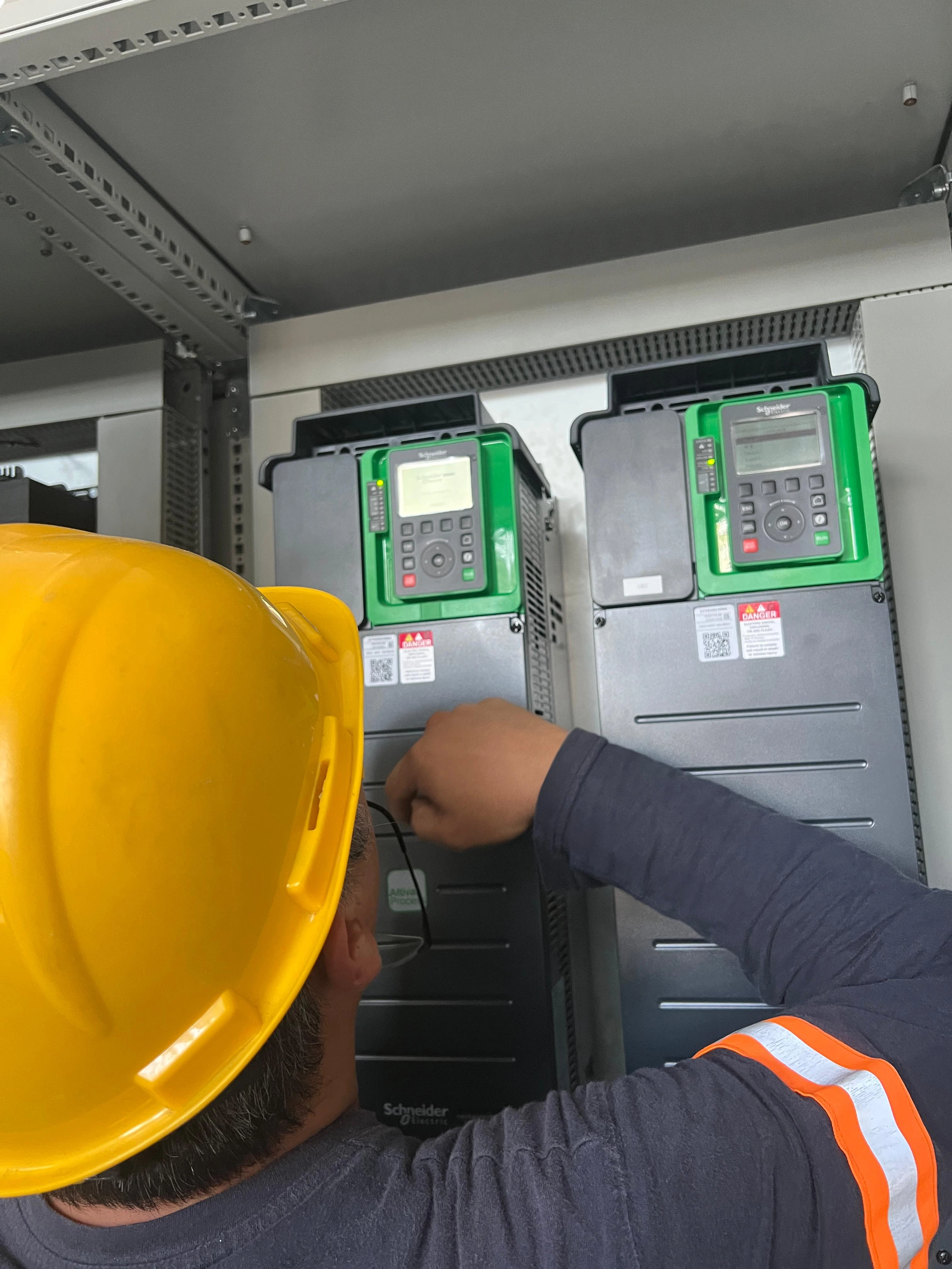Terminales de control identificadas dentro del gabinete de automatización