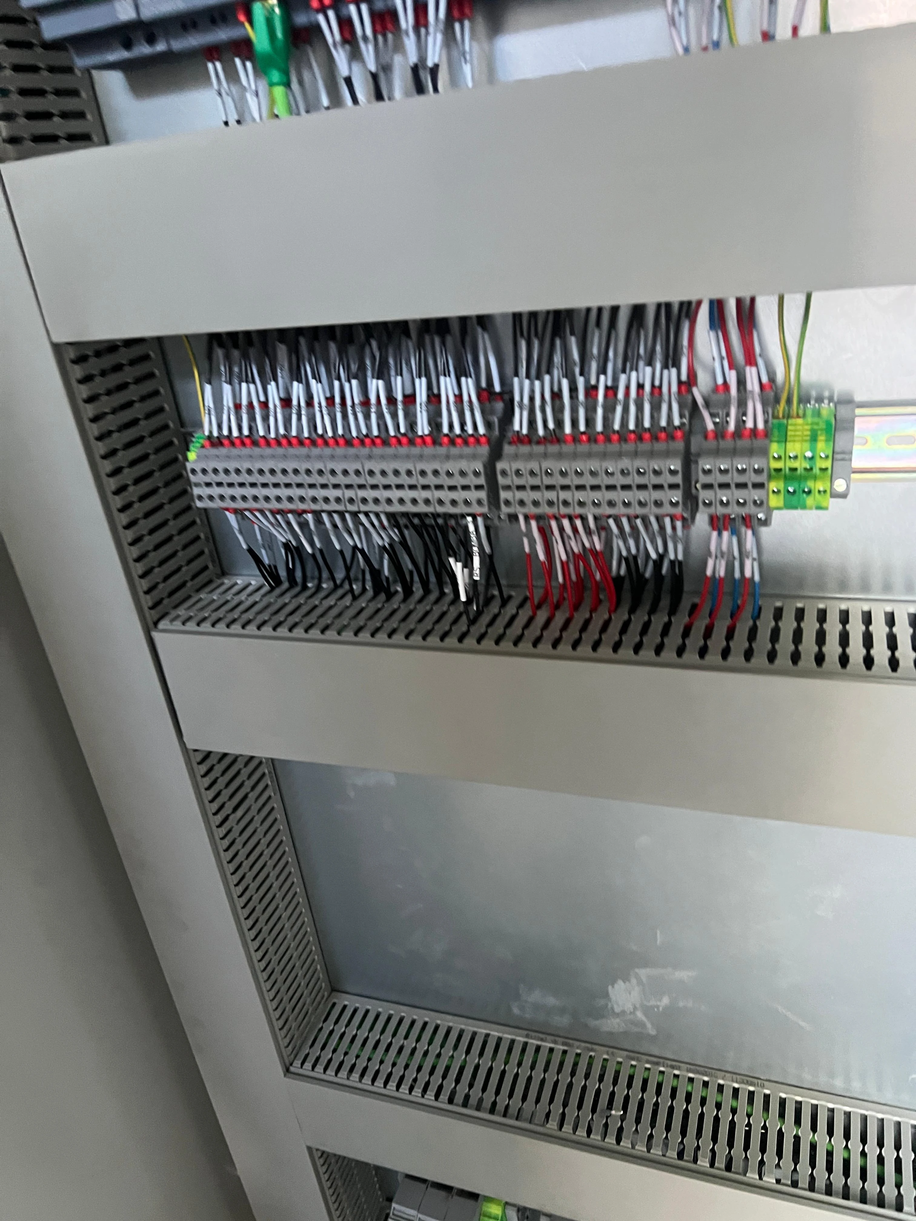 Sistema de control centralizado mediante interfaz de pantalla táctil