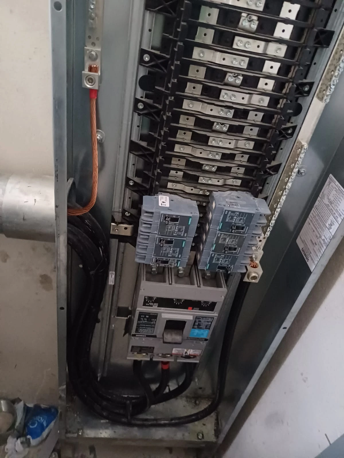 Tendido de alimentadores eléctricos sobre bandejas portacables industriales