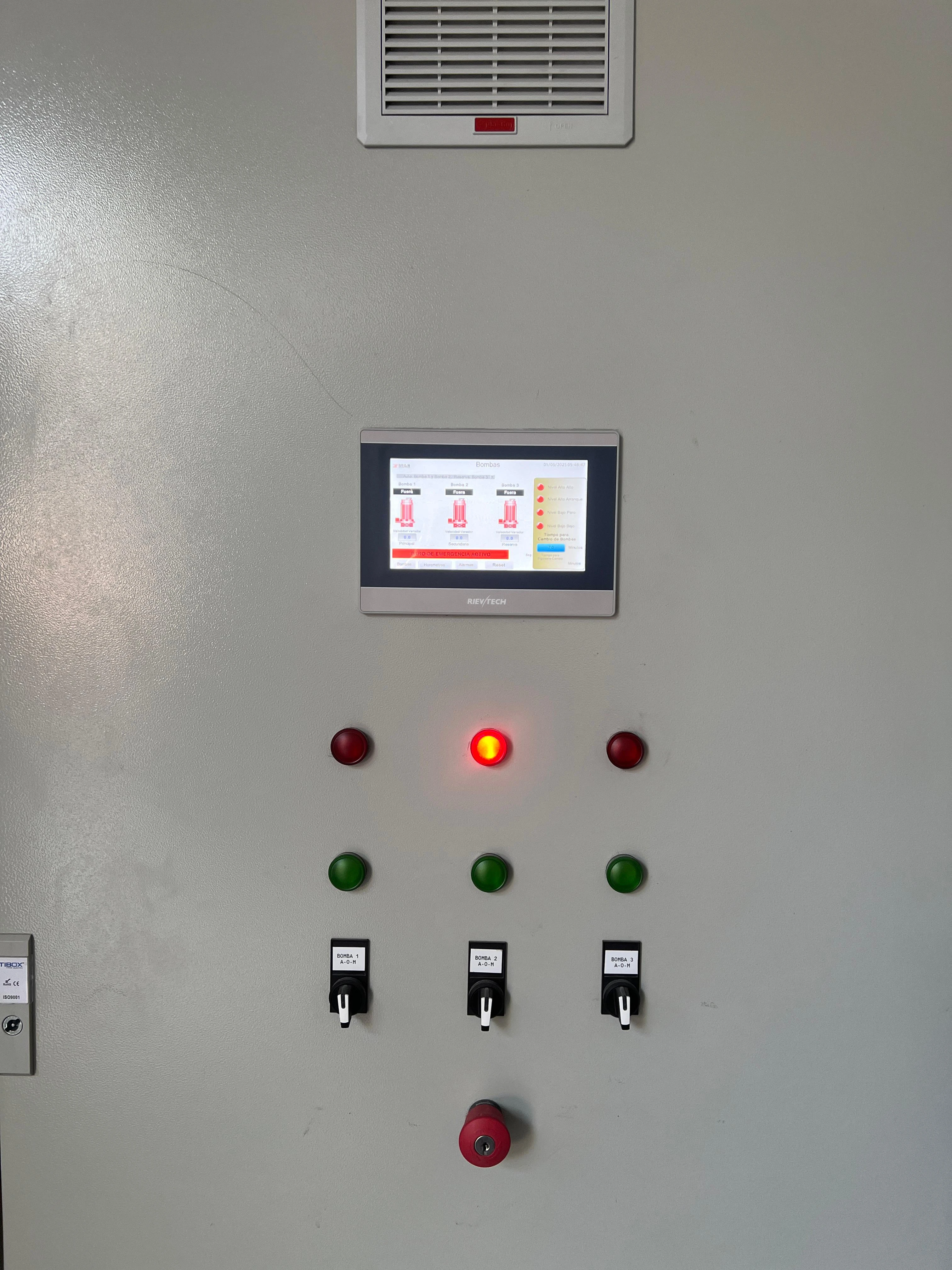 Detalle del cableado interno del gabinete de potencia y control