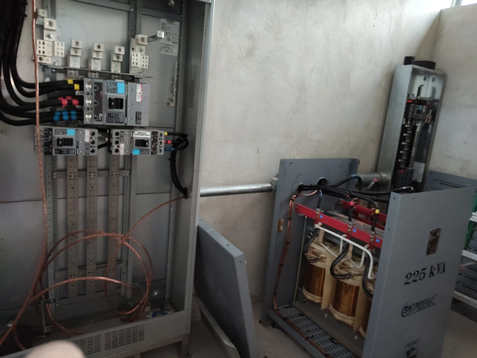 Montaje de bandejas y soportes para conductores eléctricos de potencia