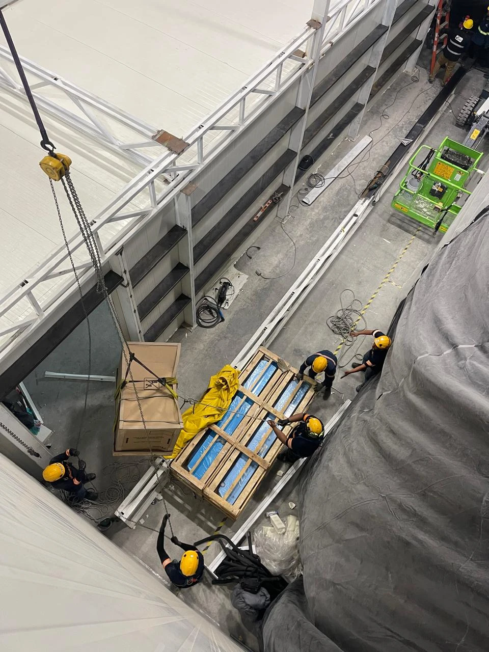 Cuarto frío construido con panel PIR Sinopan y puerta frigorífica corrediza