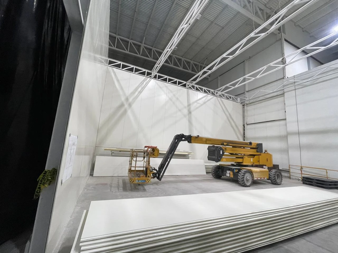 Integración de panelería y accesos en una cámara frigorífica industrial