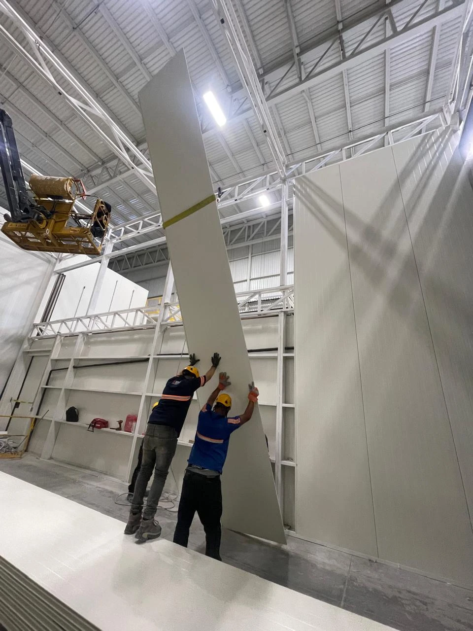 Instalación de cerramientos termoaislantes para refrigeración industrial