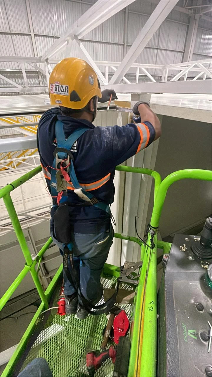 Ajuste de paneles para completar la envolvente térmica del recinto