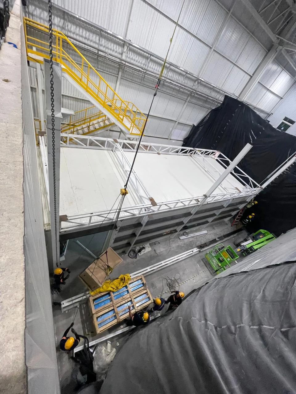Trabajos de instalación y acabado dentro de un cuarto frío de Coca-Cola