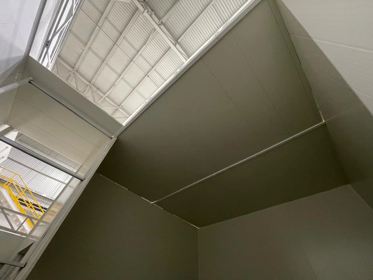 Construcción simultánea de varios ambientes frigoríficos en la planta