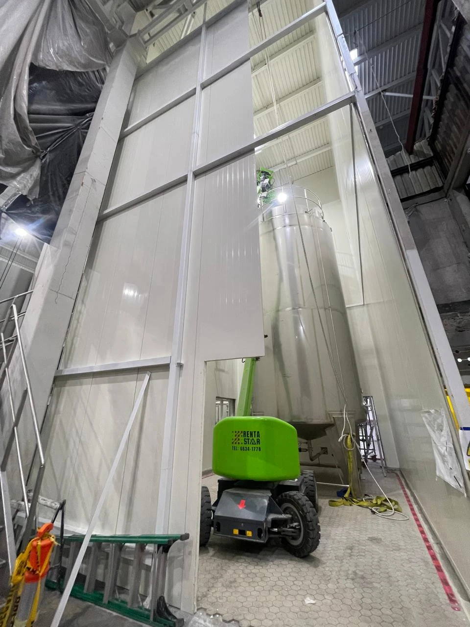 Integración de puertas y cerramientos especializados para refrigeración