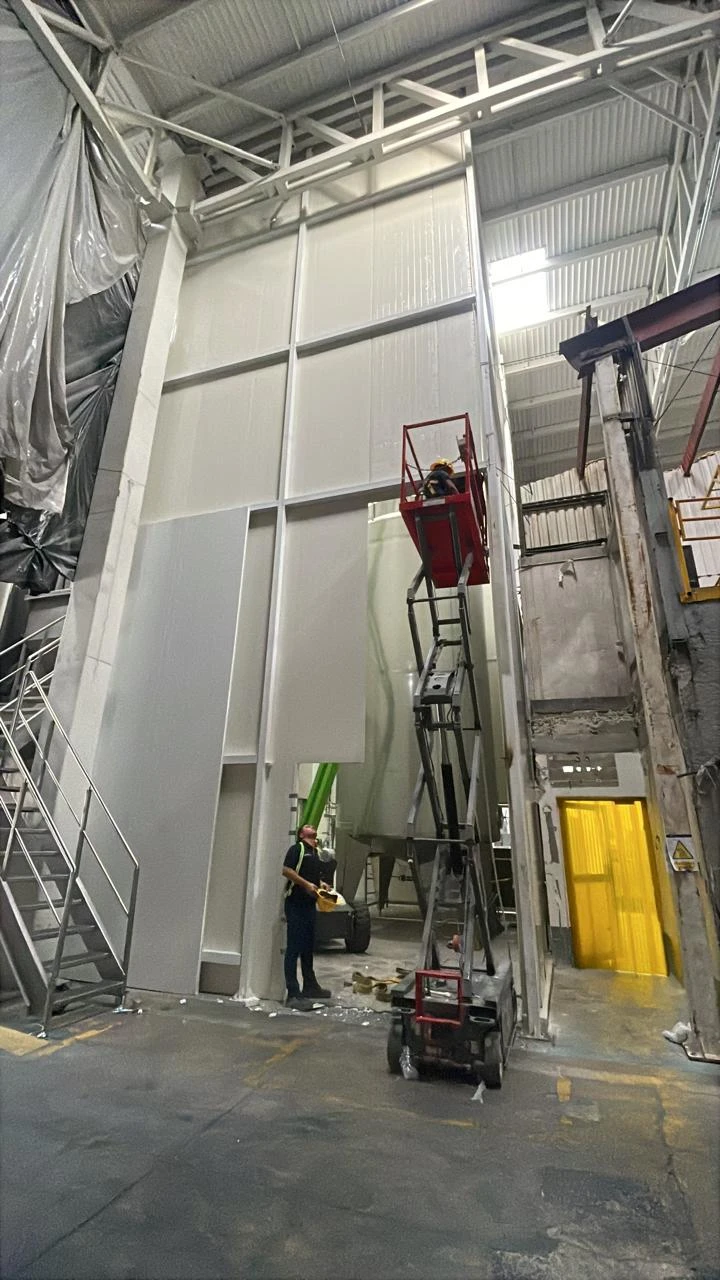 Instalación de componentes para un cuarto industrial de temperatura controlada