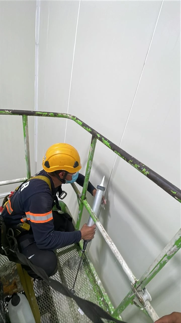 Detalles de panelería y cerramientos en una cámara frigorífica