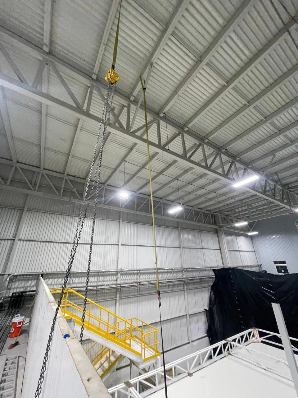 Construcción de recintos frigoríficos de gran altura dentro de la planta