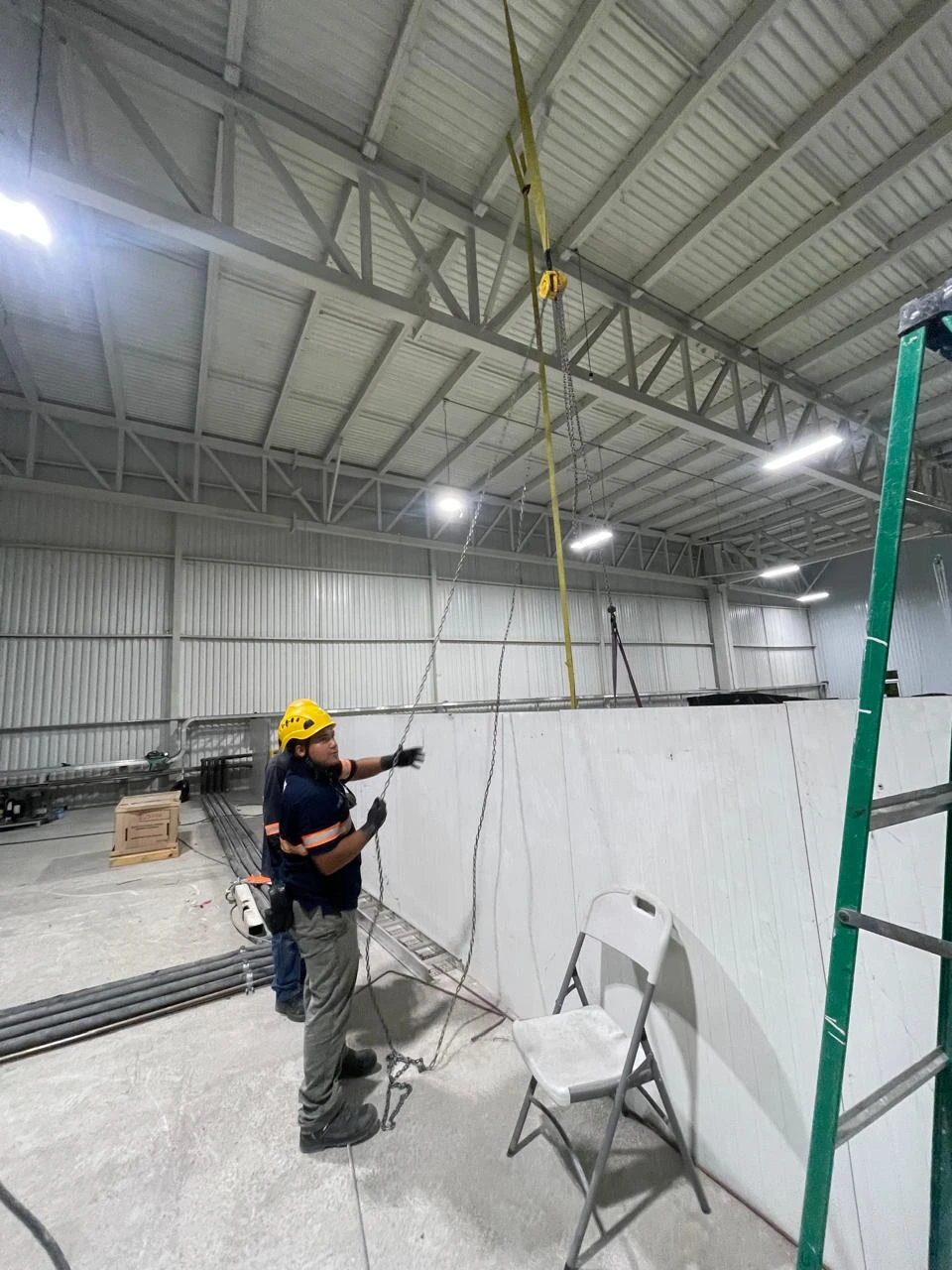 Montaje de panel PIR Sinopan para los muros de una cámara frigorífica