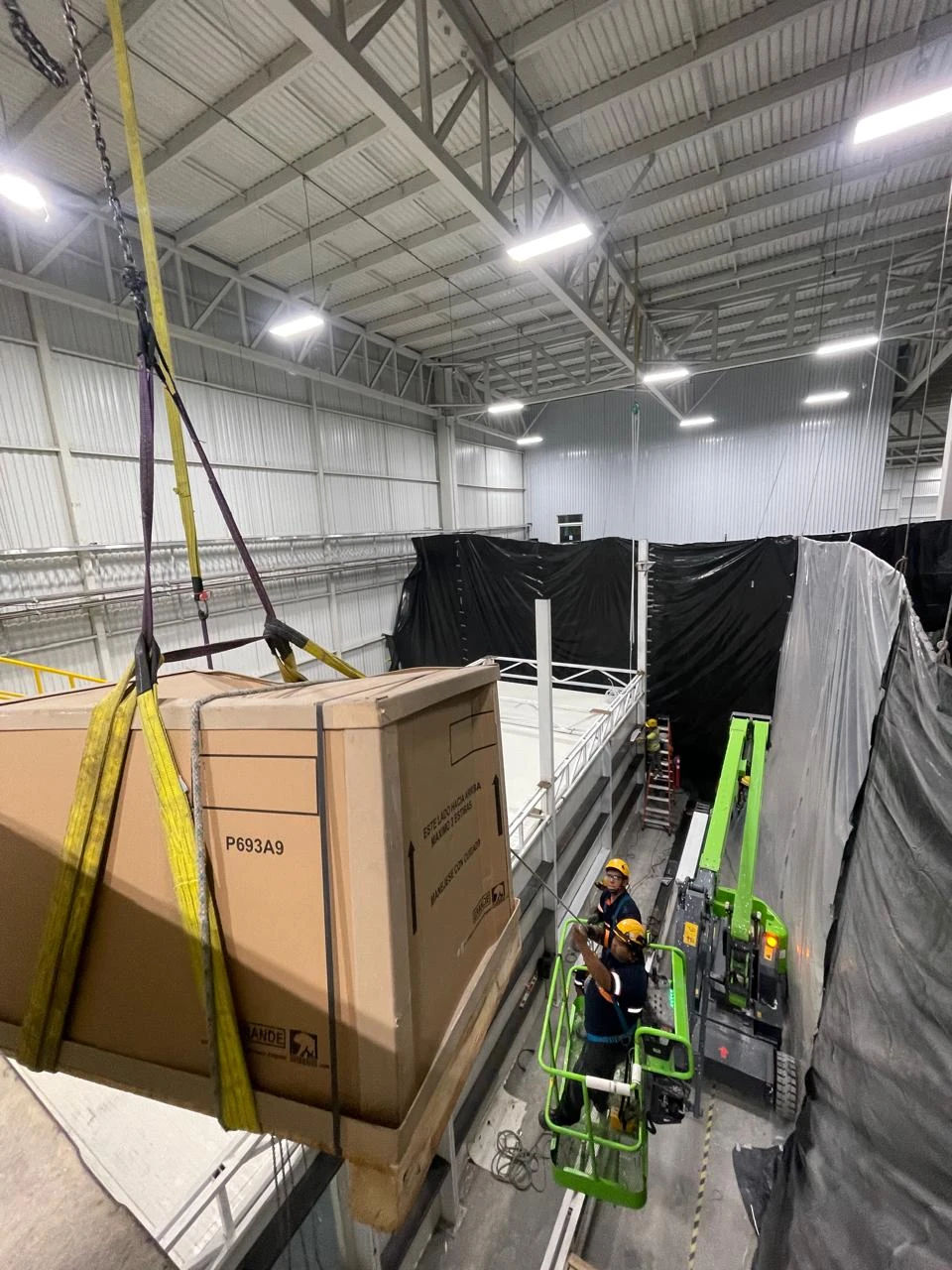 Instalación de paneles frigoríficos en altura mediante plataforma elevadora