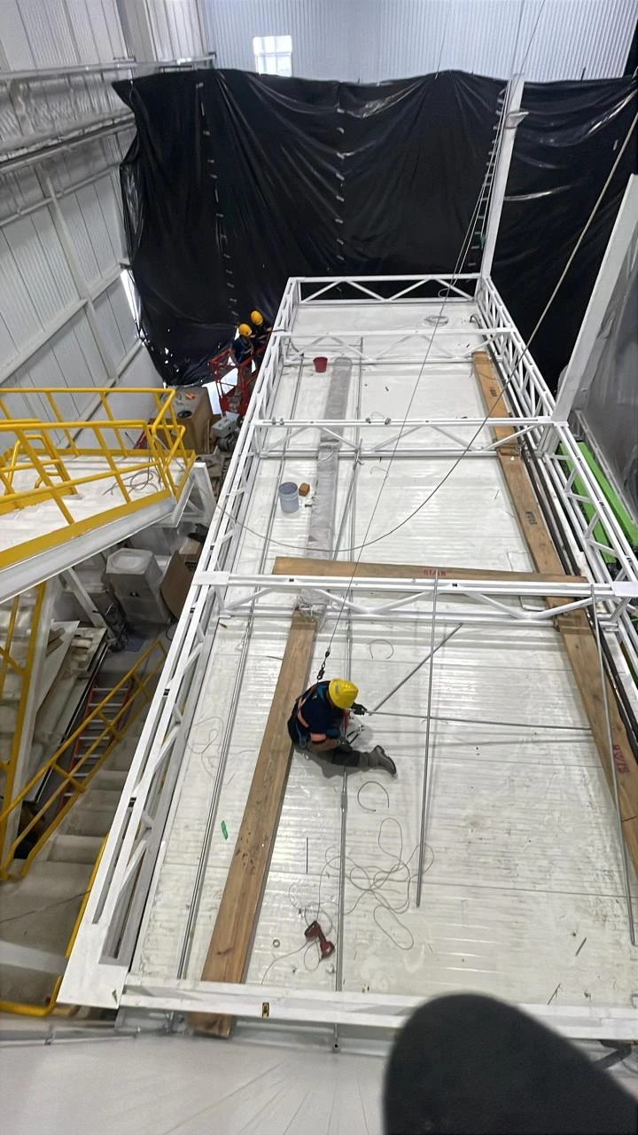 Panelería termoaislante instalada en un recinto frigorífico de Coca-Cola