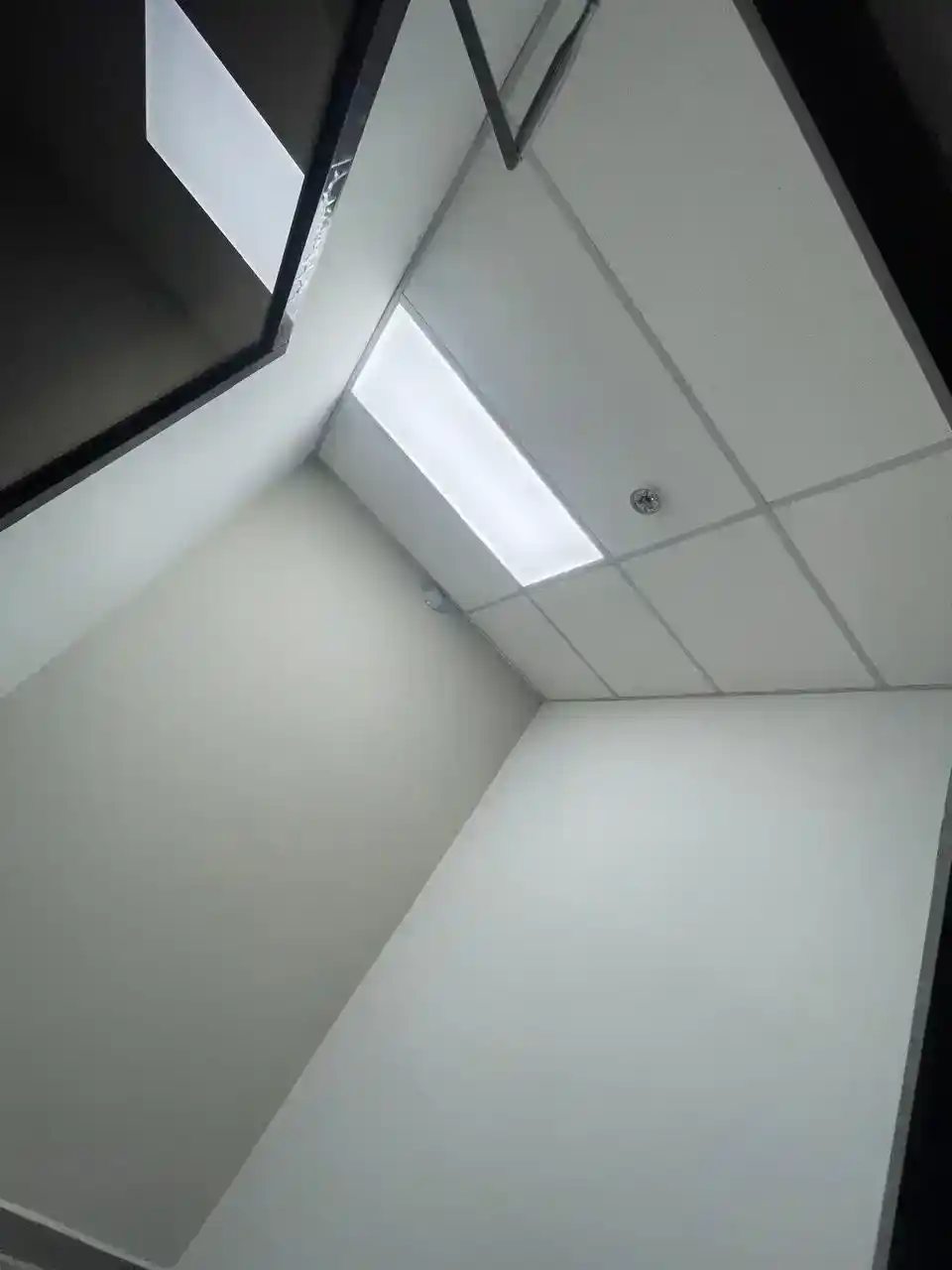 Instalación eléctrica y montaje de luminarias en el edificio administrativo