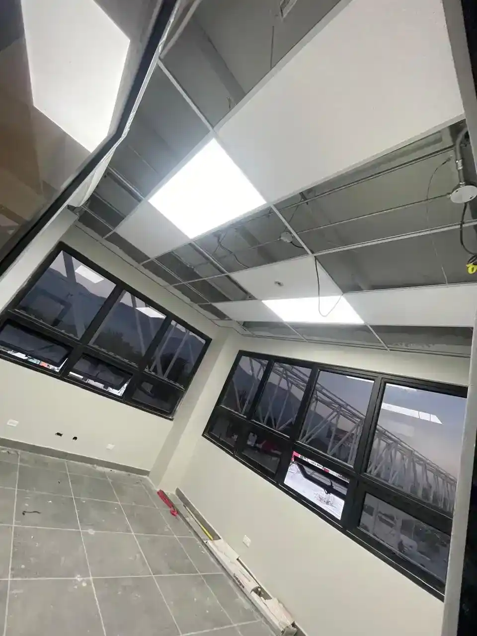 Personal técnico durante la instalación de iluminación en áreas interiores