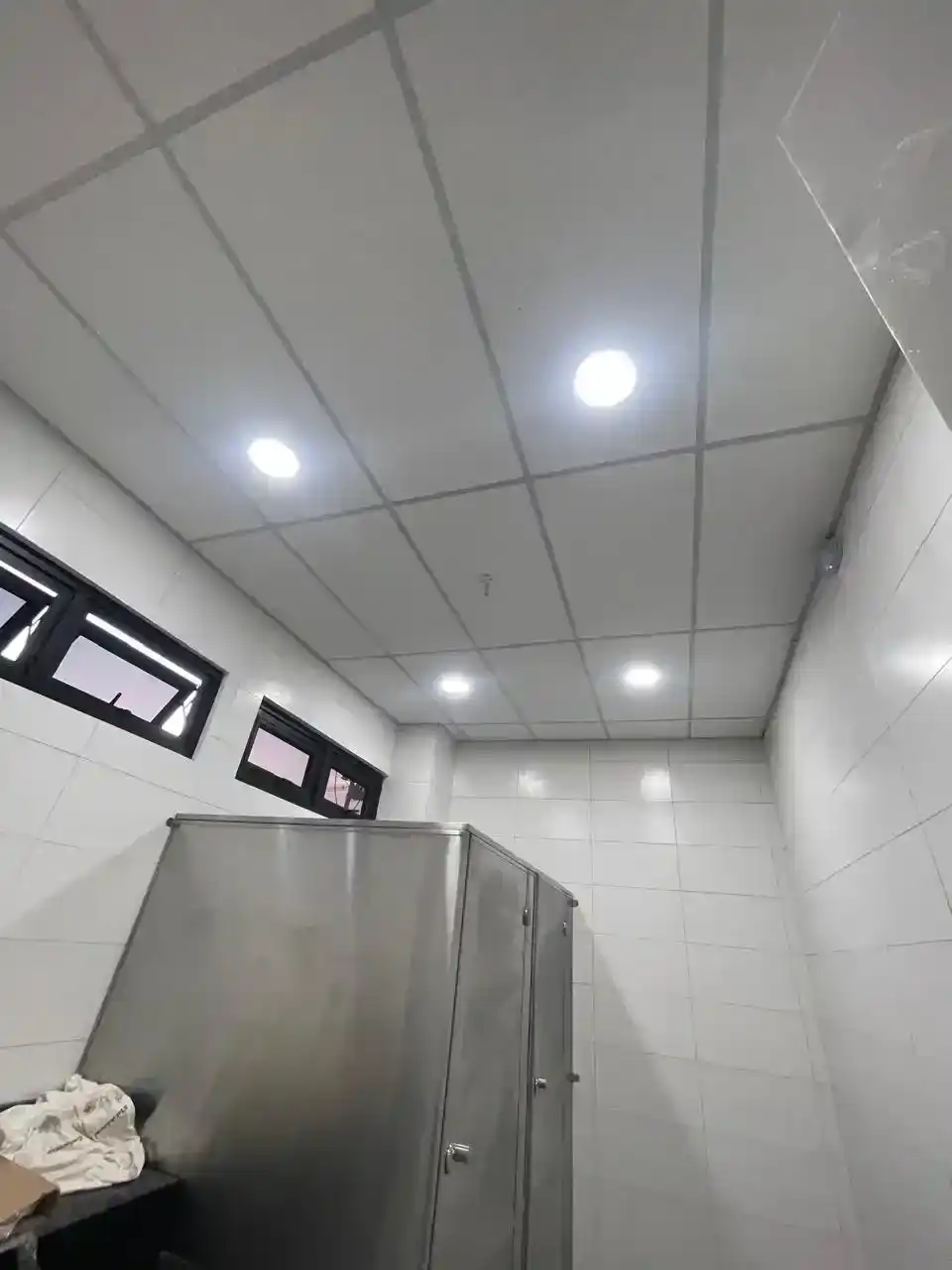 Iluminación lineal y paneles luminosos instalados en espacios de trabajo