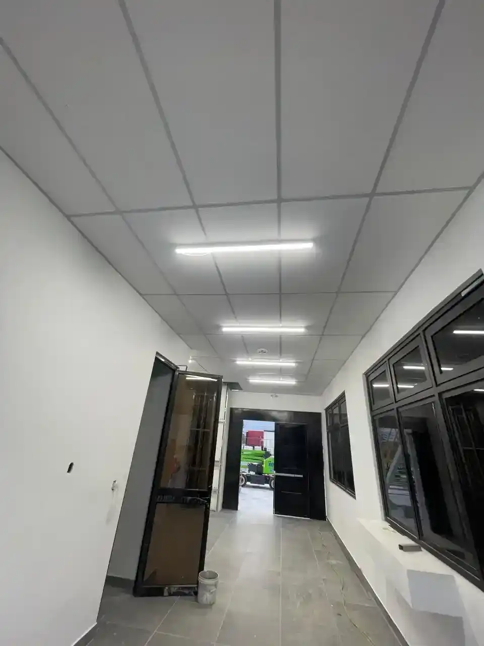Ambiente administrativo terminado con iluminación funcional y uniforme