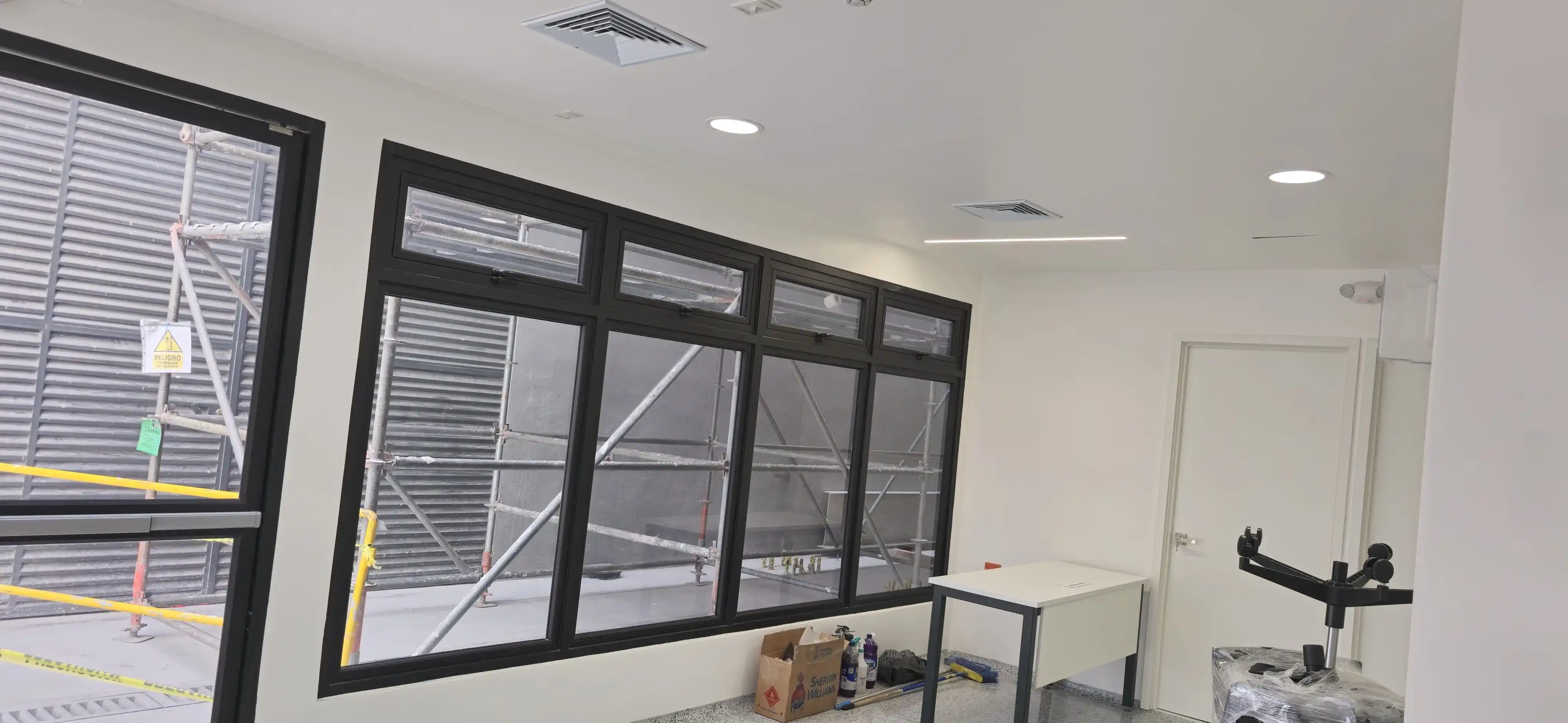 Oficina administrativa con luminarias empotradas y sistema de iluminación instalado