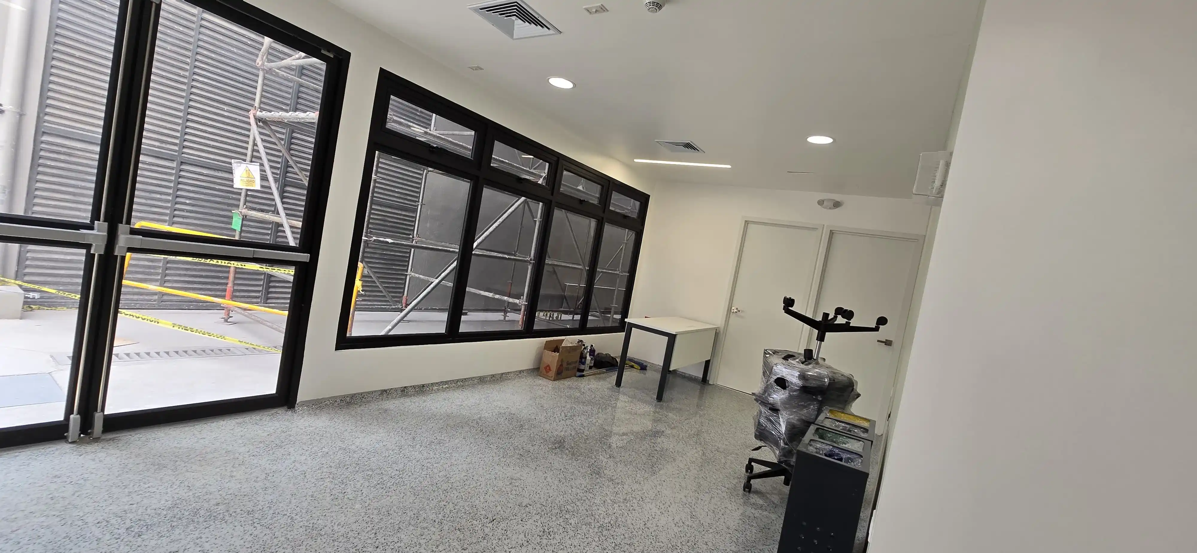 Ambiente de trabajo con iluminación integrada al diseño interior del edificio