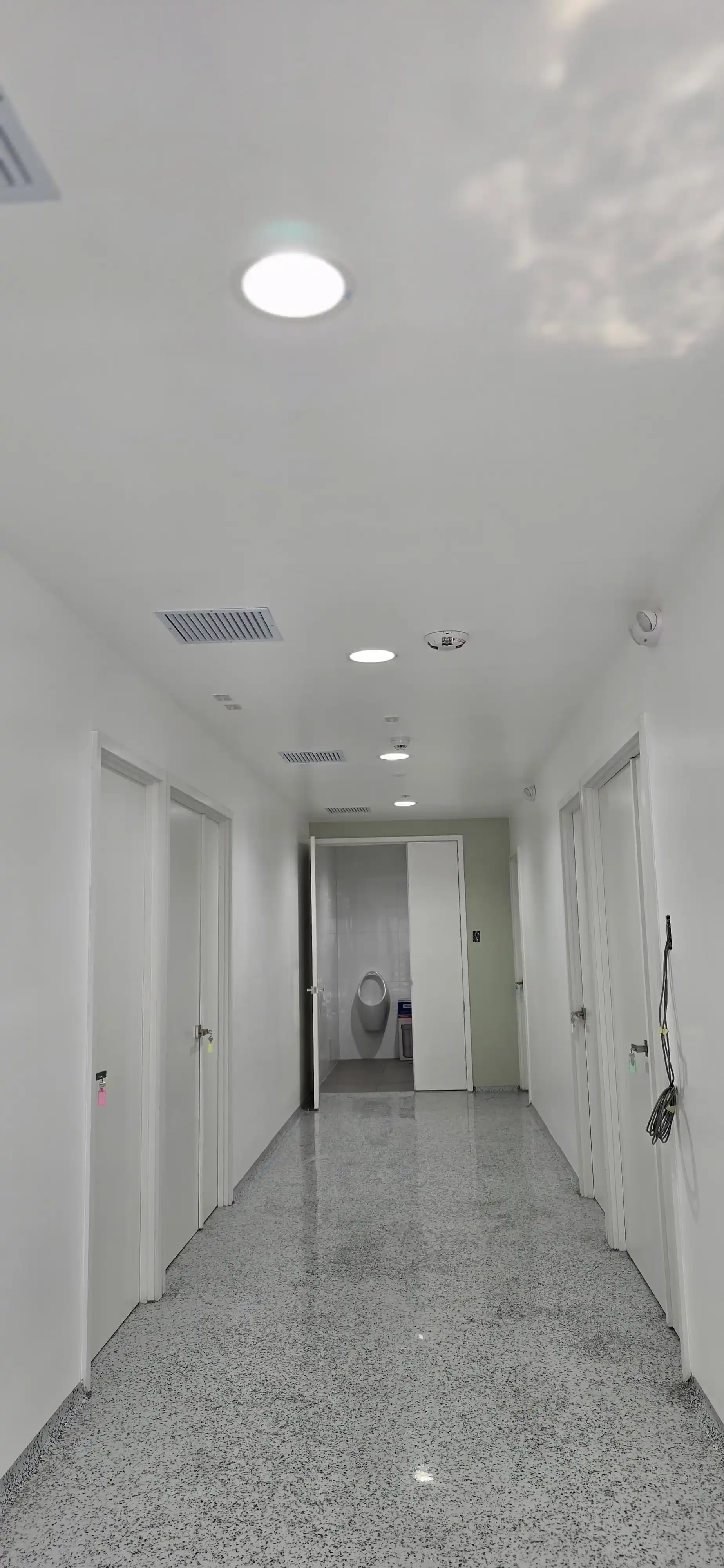 Sistema de iluminación instalado en un espacio de servicio del edificio administrativo