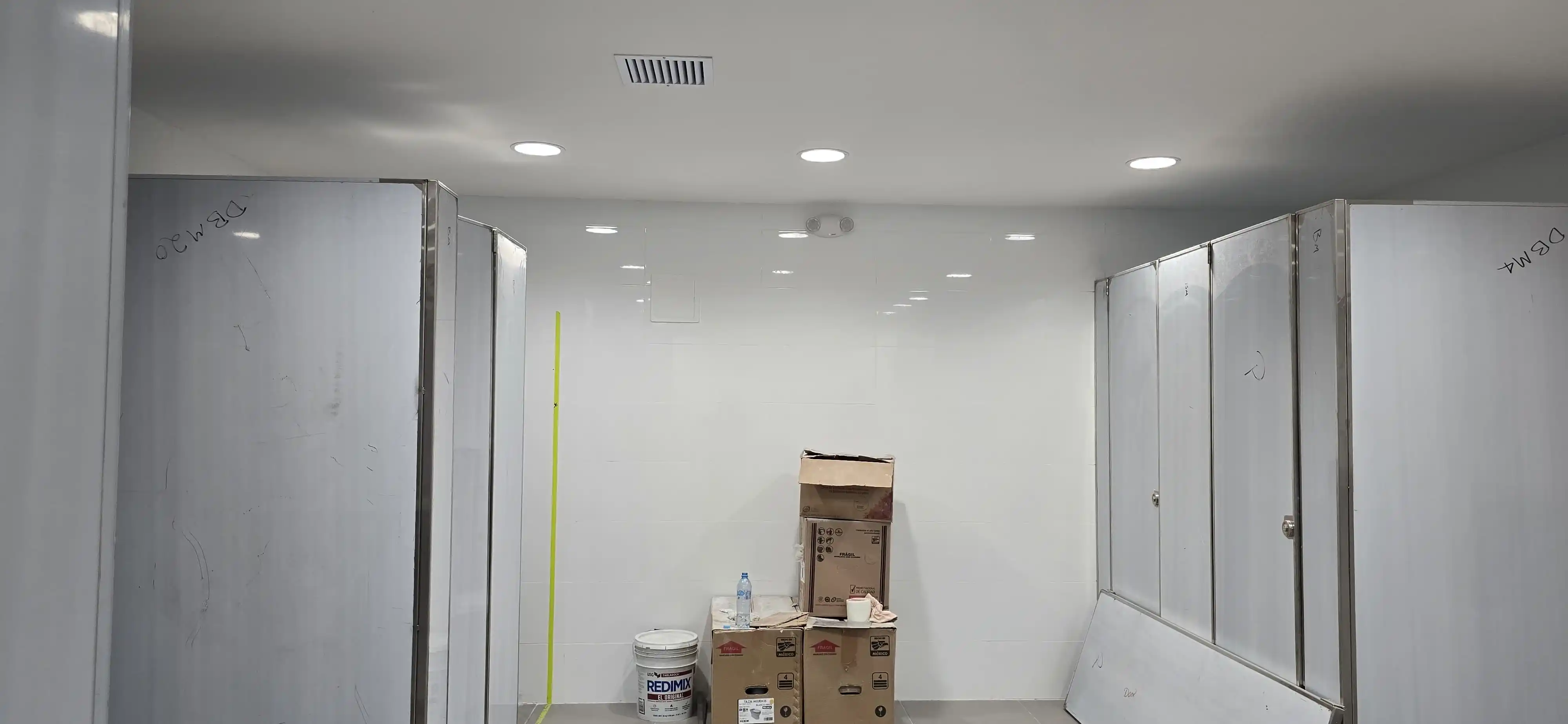 Instalación de luminarias lineales en un ambiente administrativo