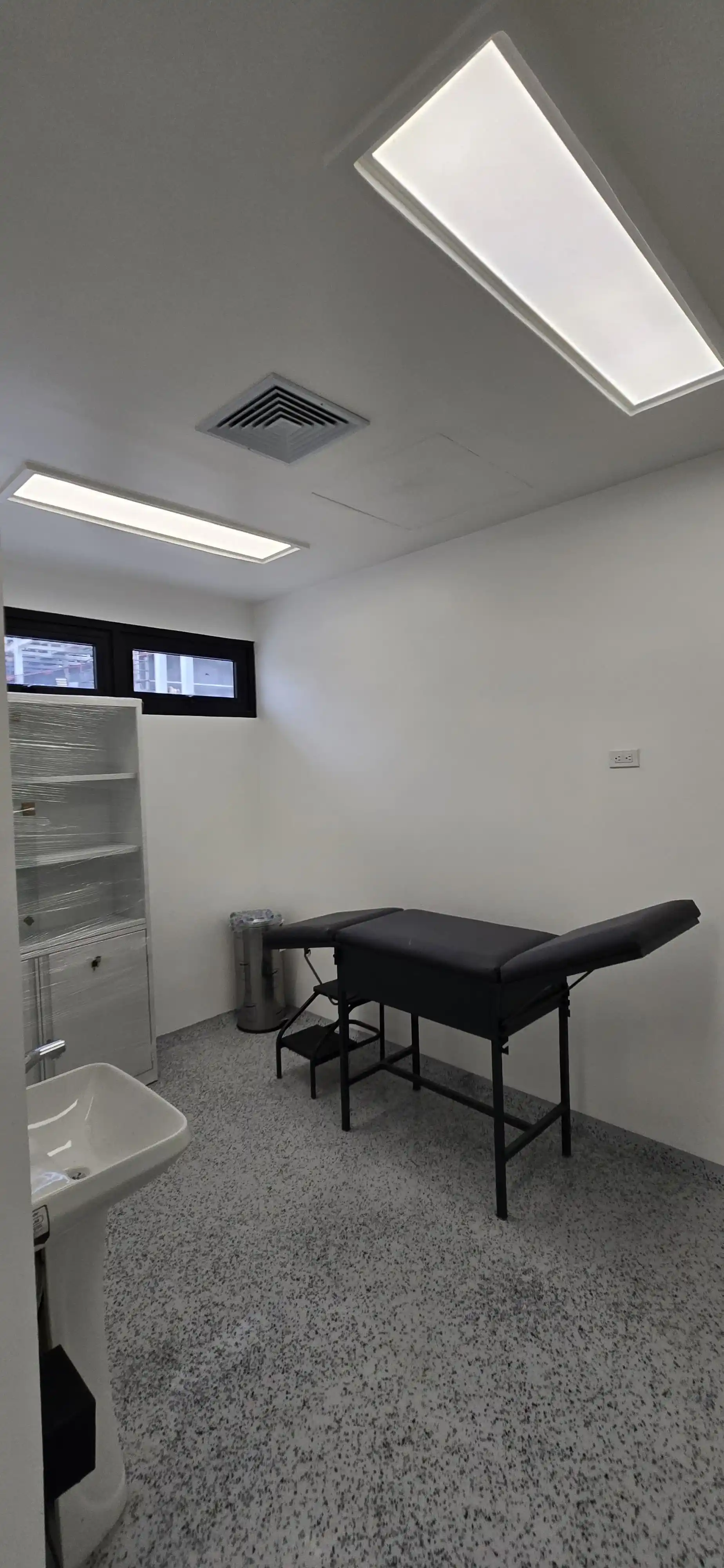 Sala de reuniones iluminada mediante paneles integrados al cielo falso