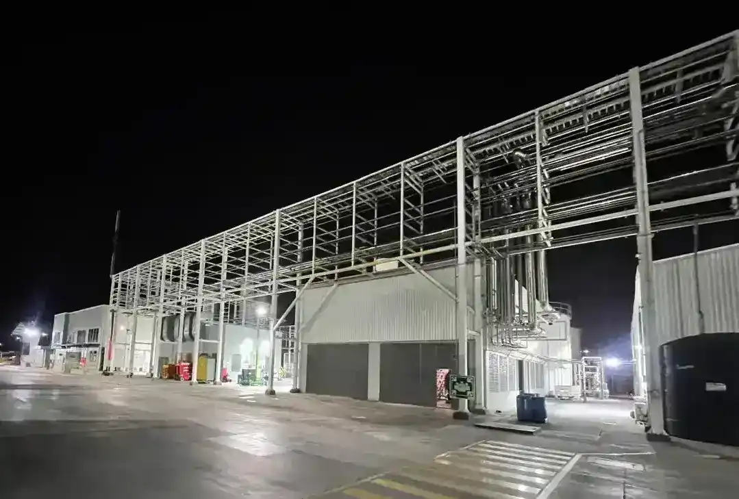 Vista nocturna del sistema de iluminación en el perímetro de la planta