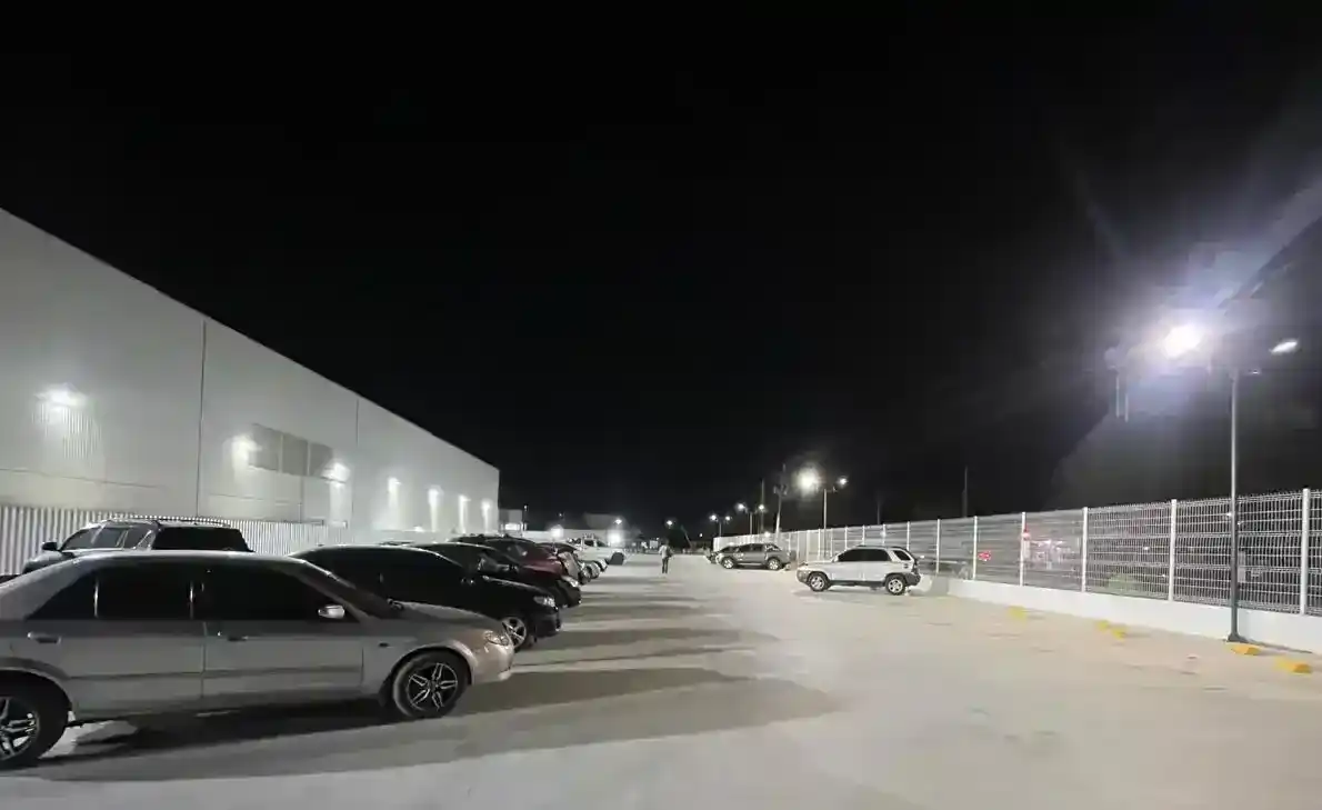 Sistema de iluminación exterior integrado a estructuras metálicas y edificios