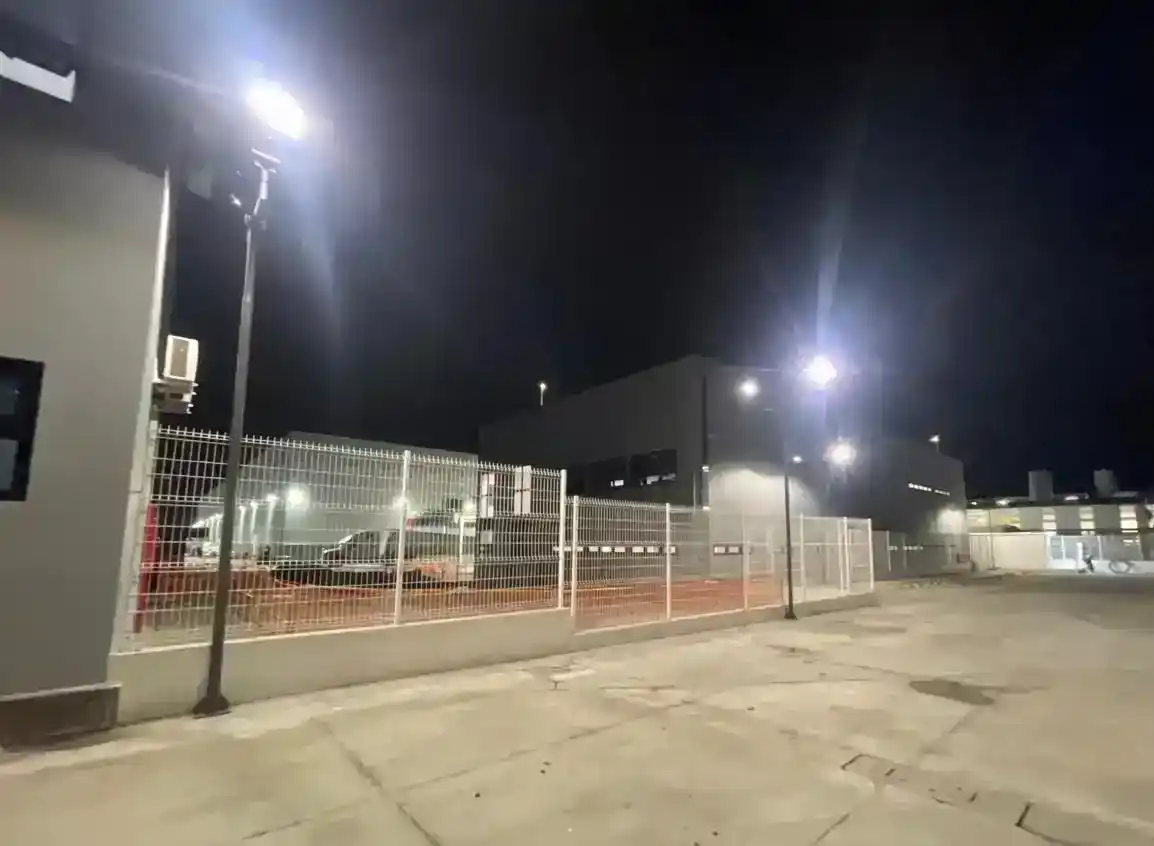 Iluminación de accesos y zonas de circulación dentro de la planta industrial