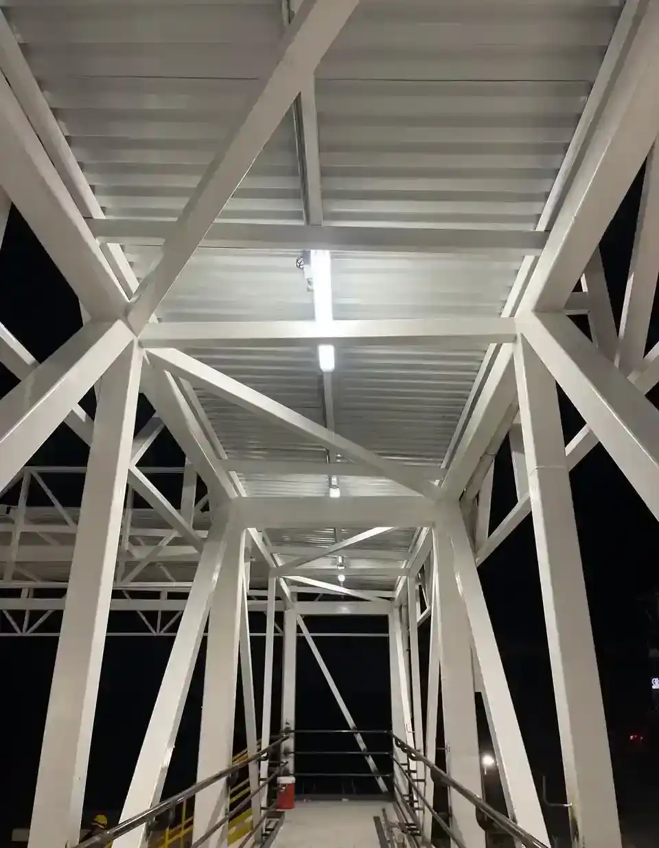 Edificio industrial y áreas operativas con iluminación exterior instalada
