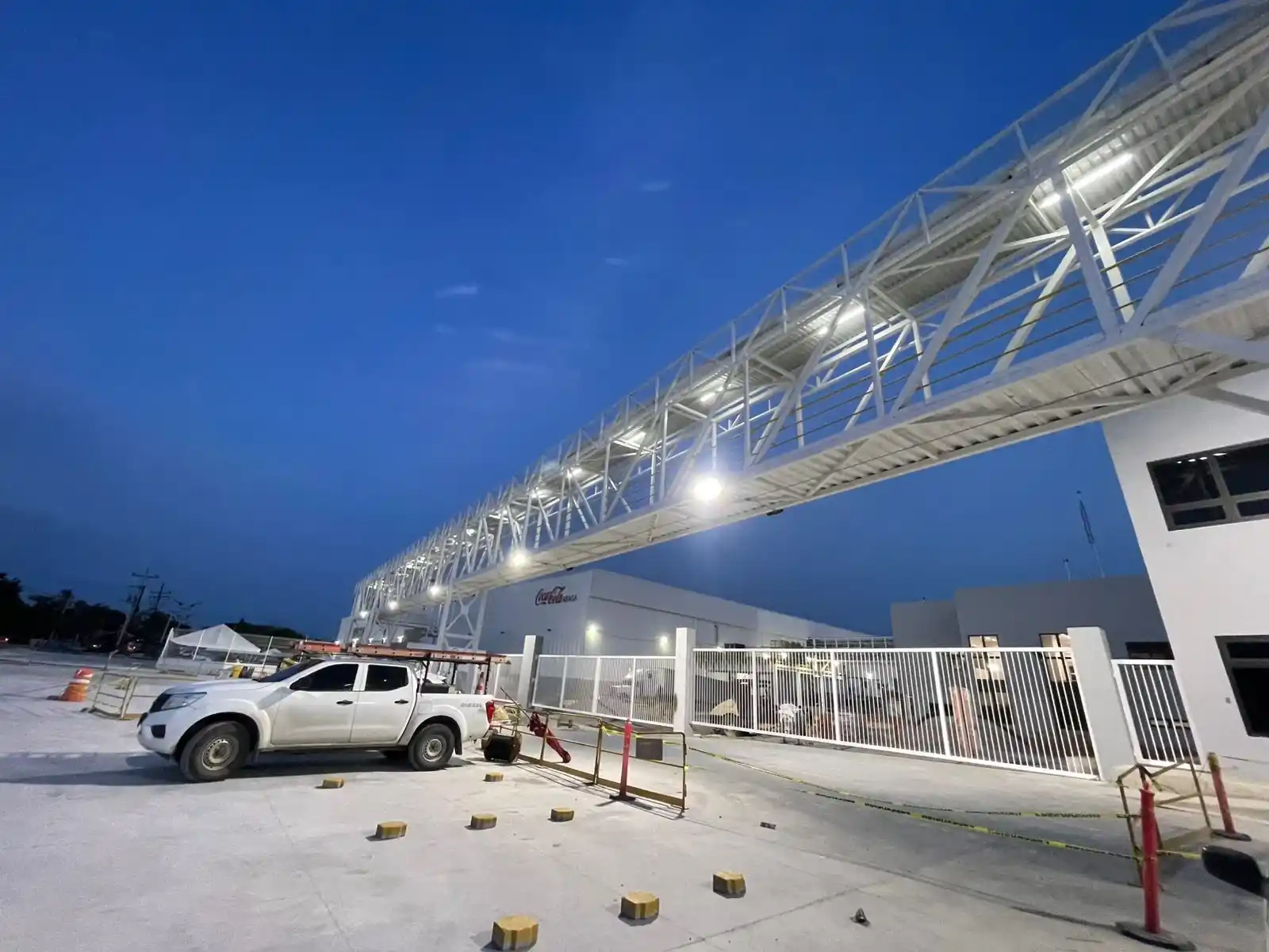 Iluminación exterior instalada en fachadas y estructuras de la planta industrial