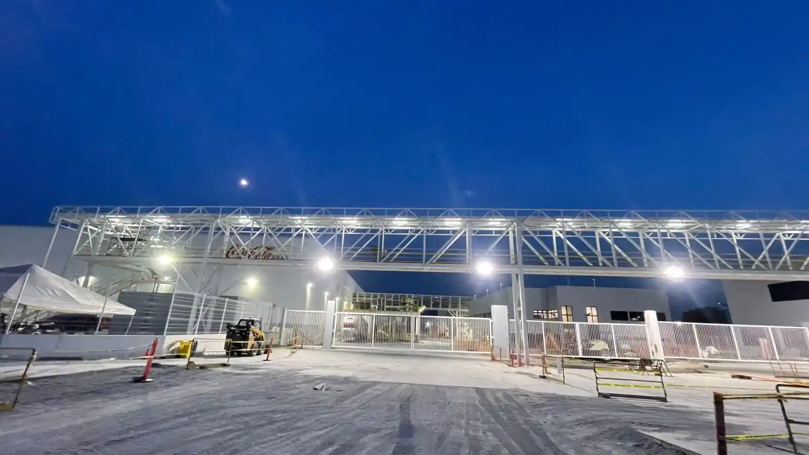 Sistema de iluminación instalado en una pasarela metálica elevada