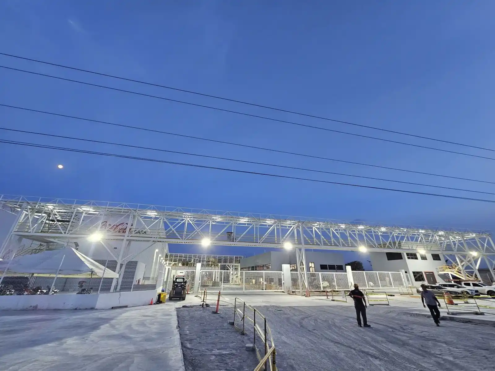 Luminarias exteriores integradas a las estructuras industriales de Coca-Cola