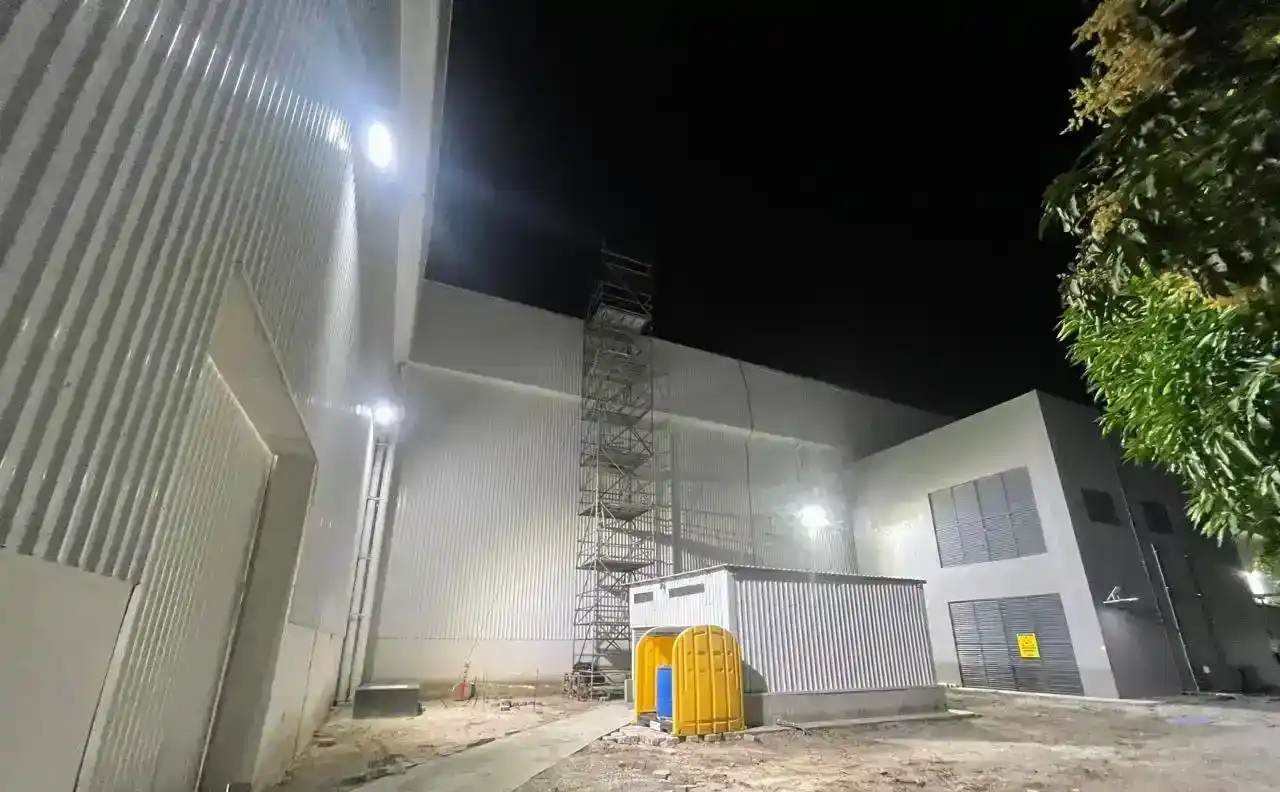 Área técnica exterior iluminada para operaciones nocturnas