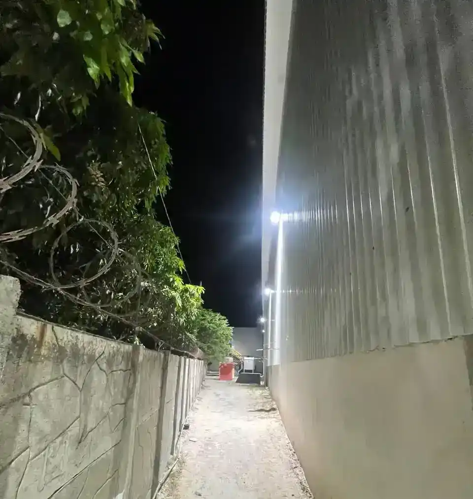 Patio operativo con iluminación exterior para circulación y maniobras