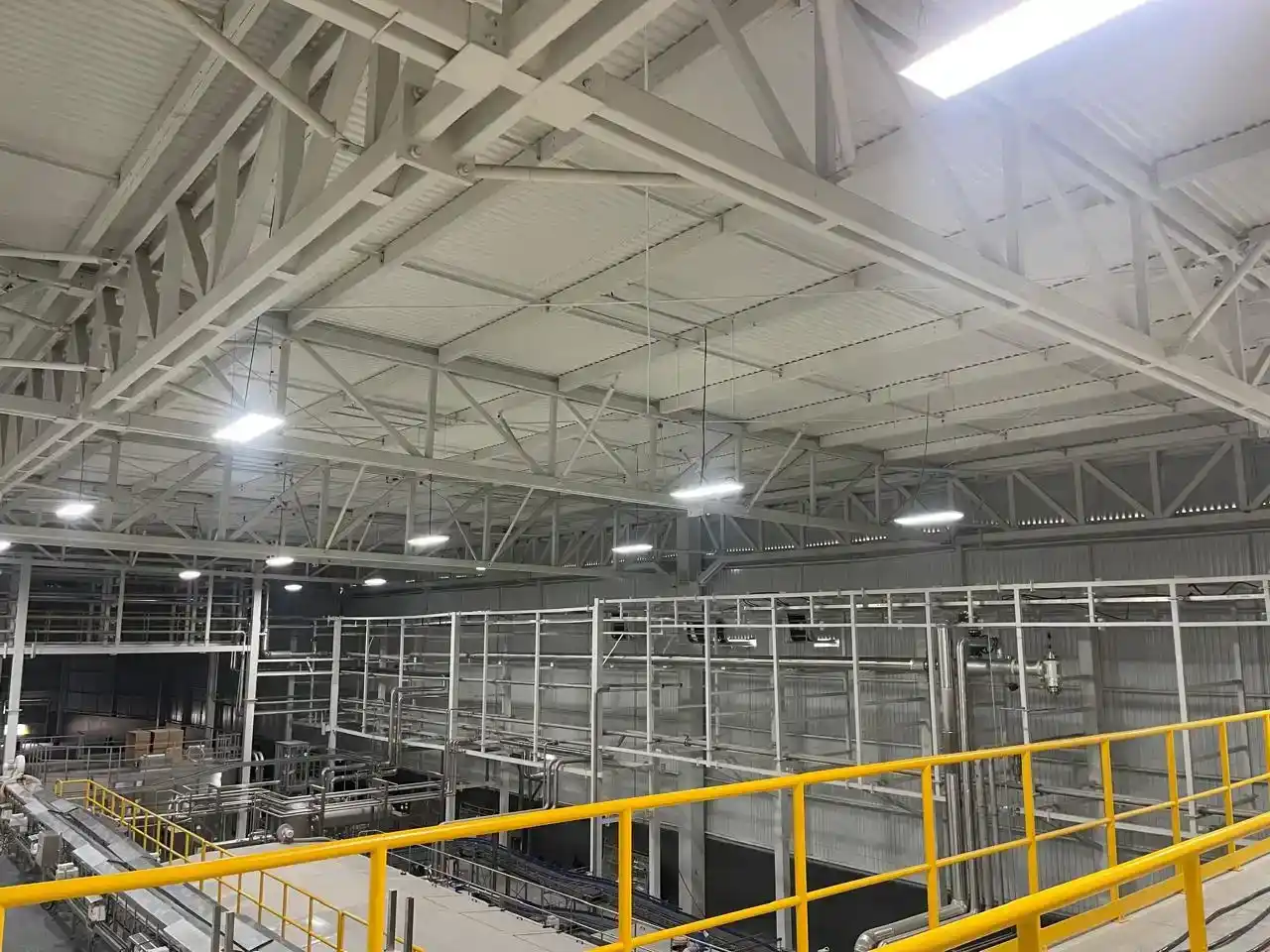 Instalación de luminarias industriales en una estructura metálica elevada