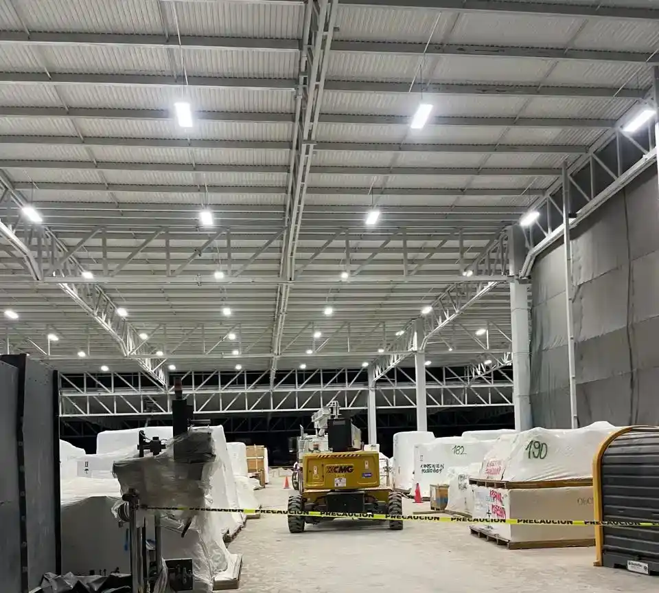 Vista de las luminarias encendidas dentro de una planta de producción